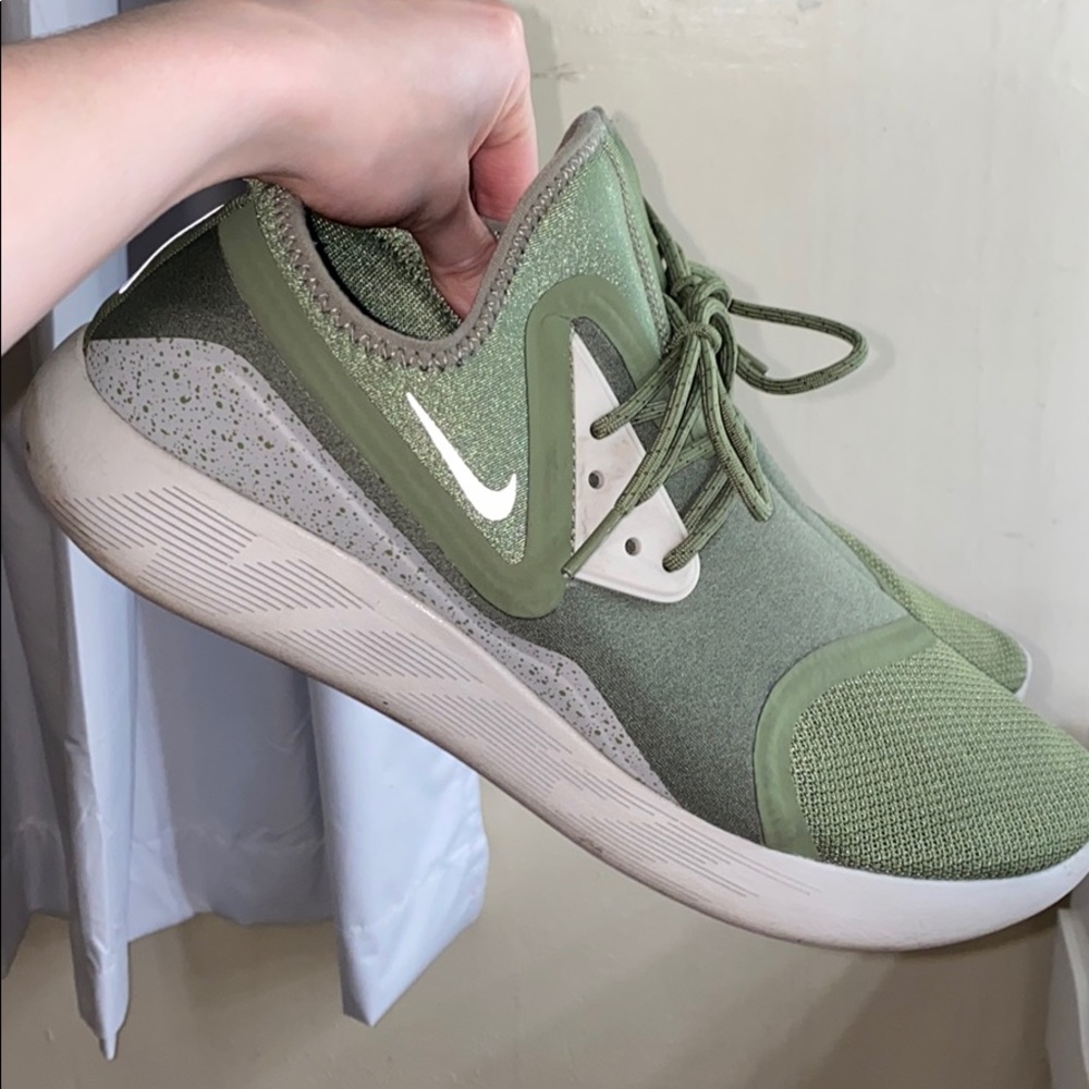 Men’s Nike Lunarcharge Essential running sneakers